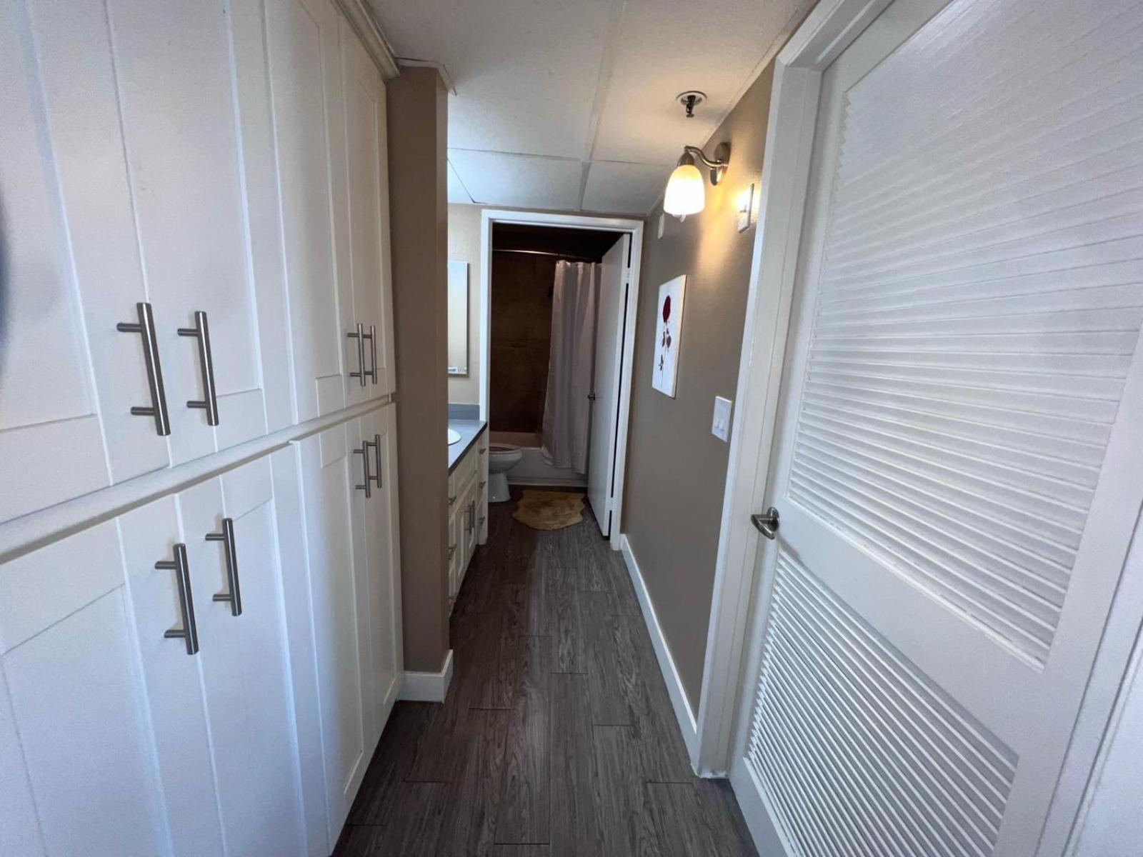 Hollywood Two Bedroom & Free Two Parking Spots Apartment *